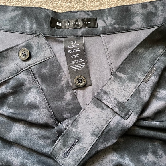 Mens Travis Mathew 9” Golf Shorts “Cosmic” Print Size 38 - Picture 3 of 7